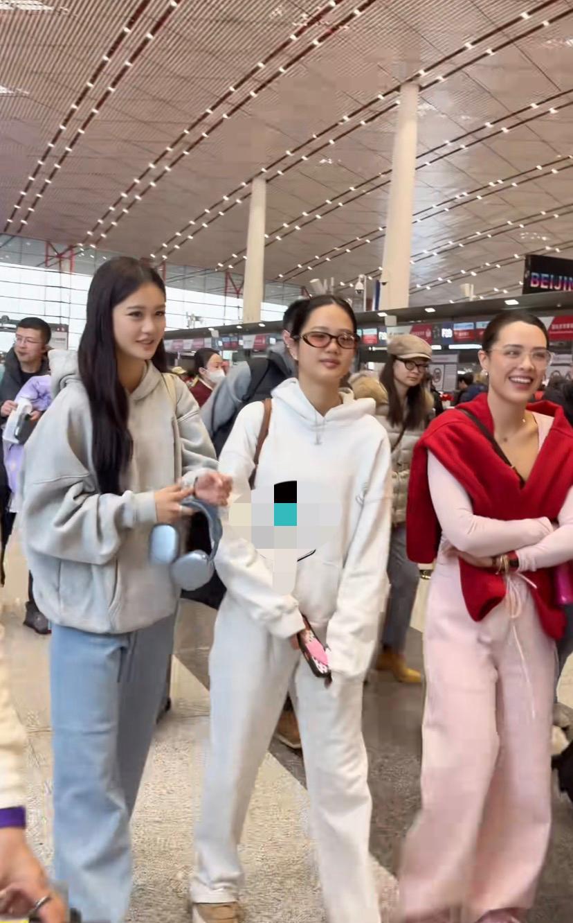 镜头扫过去，考拉直接C位出道，大姐像学霸、二姐像买手，她像AI建模——脸小得能塞