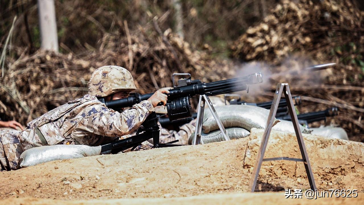 近日，陆军第73集团军某旅组织开展榴弹发射器实弹射击训练，全面检验部队在复杂环境