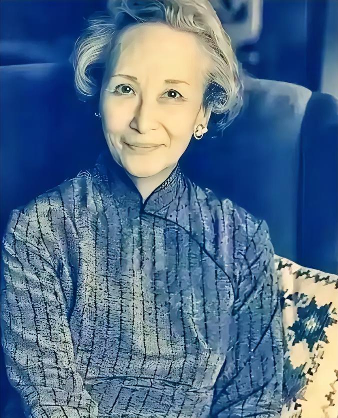 1973年那个秋日午后的阳光，想必有些刺眼。五十八岁的郑念被人架着，踉跄地跌出监