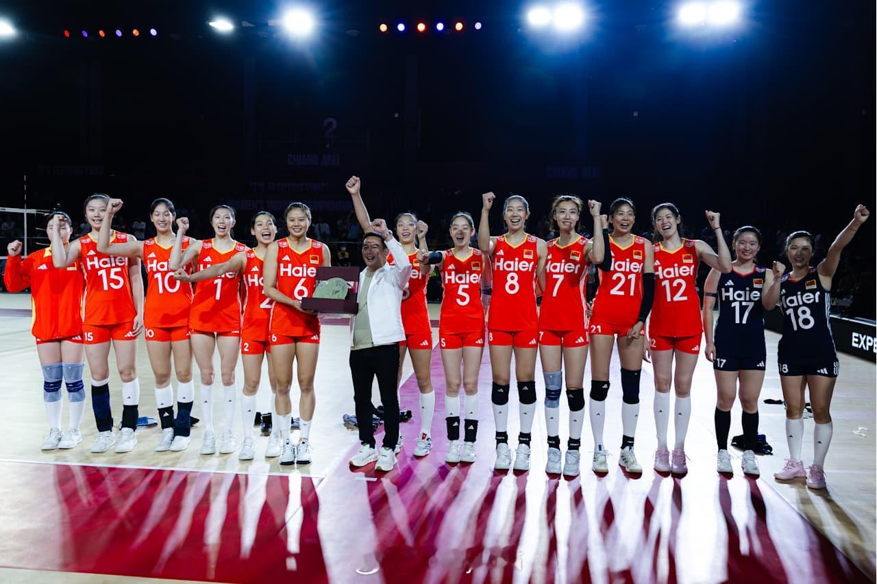 中国女排2025年女排世锦赛第一张胜利合照也是今年的第10张胜利合照中国女排vs