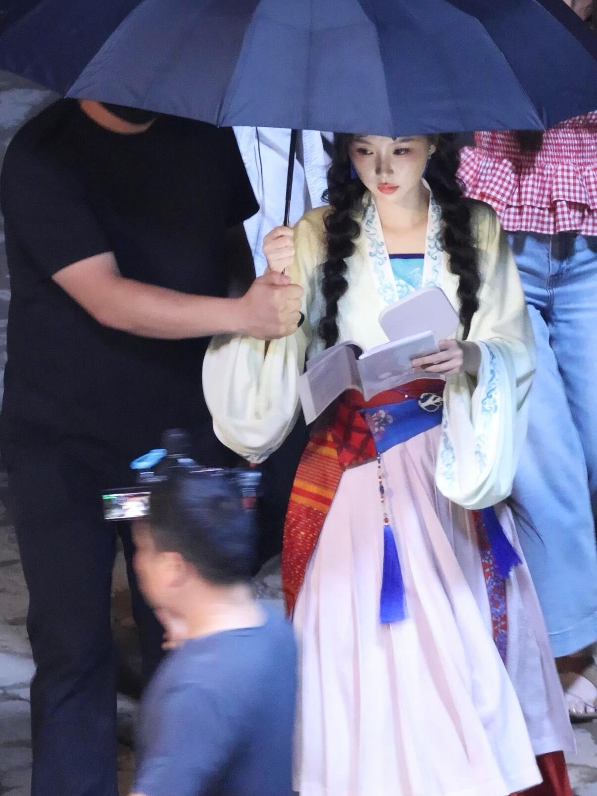 此女太适合五颜六色的衣服 