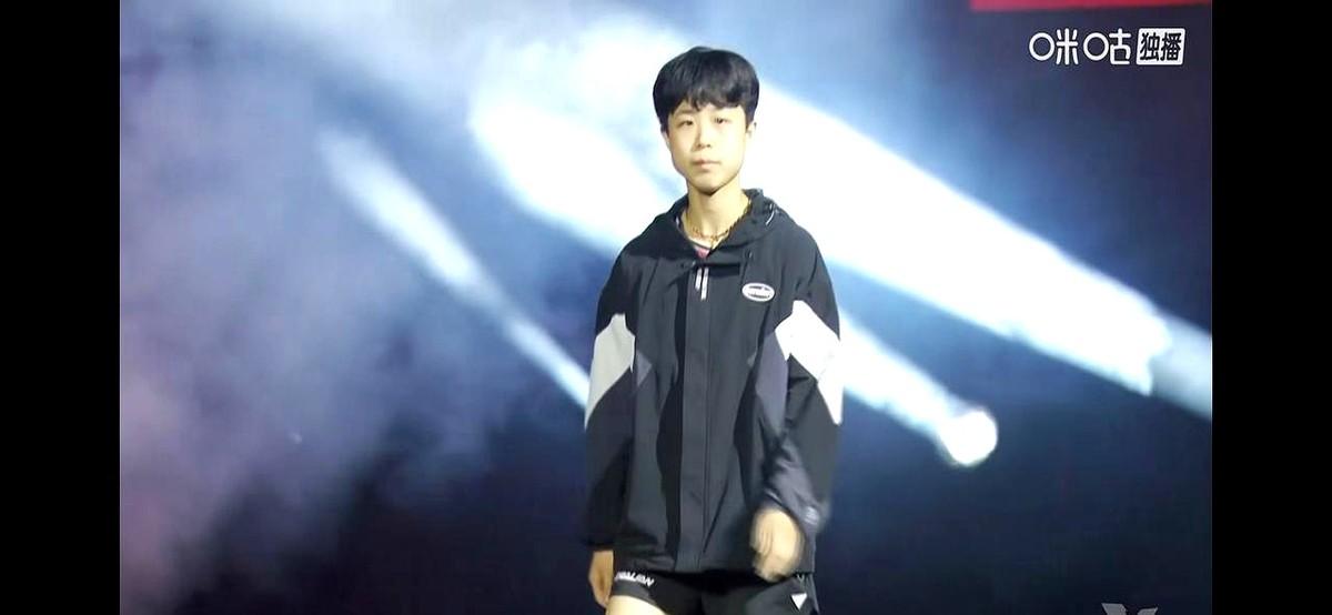 谁能想到，国乒主力王艺迪，顶着一头“鸡窝”就上场了。

马年首场比赛，新加坡大满