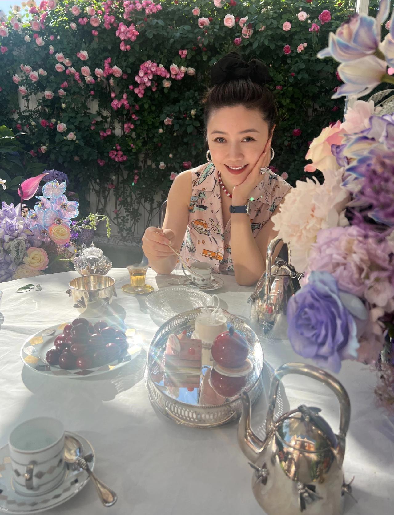 田海蓉在自家花园里喝下午茶，被花海包围太美了！田海蓉化着精致的妆容，打扮时尚优雅