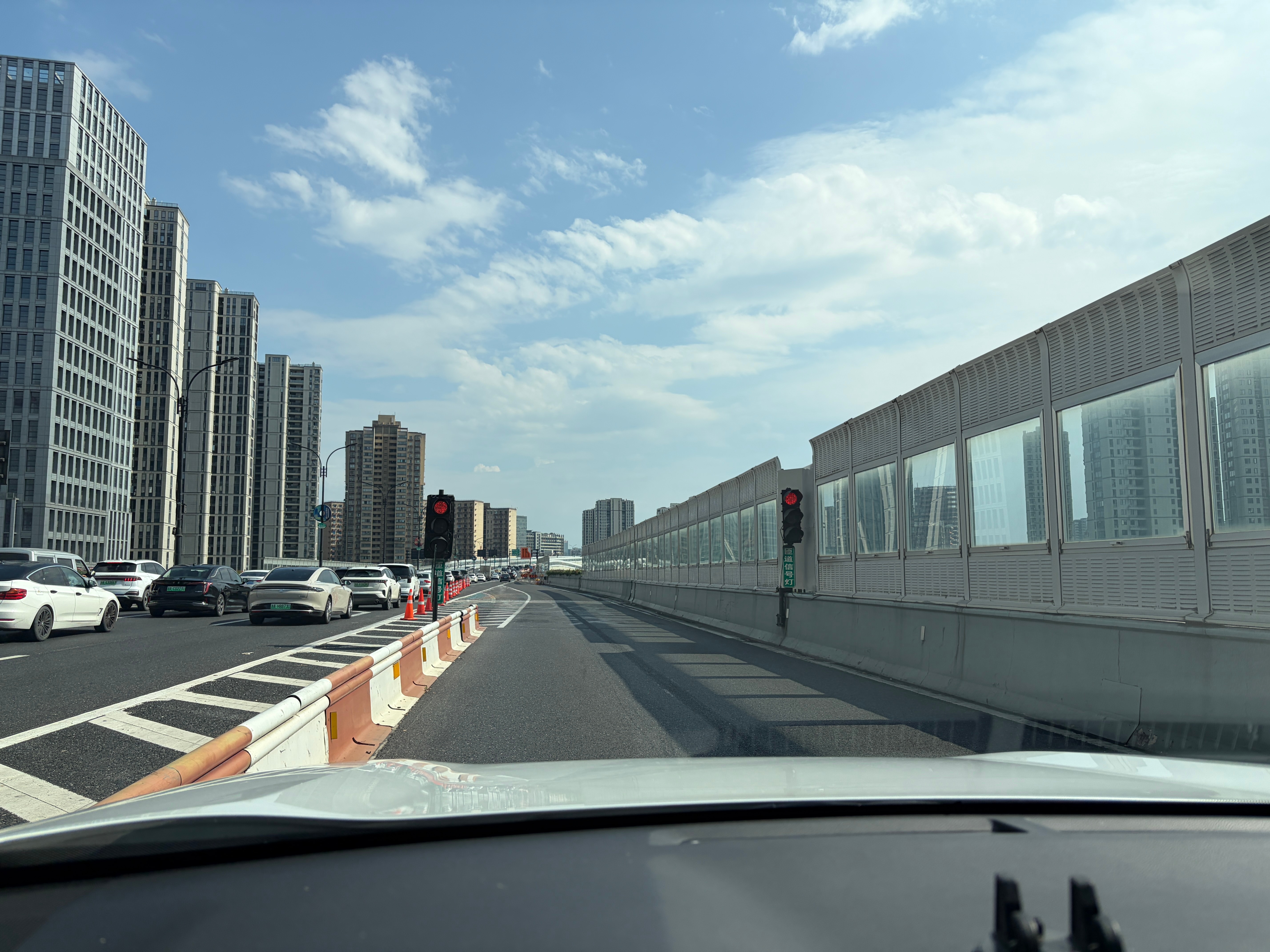 杭州匝道并主路这种分流的红绿灯好评北京早高峰这种情况就看匝道和主路谁更猛了…但是