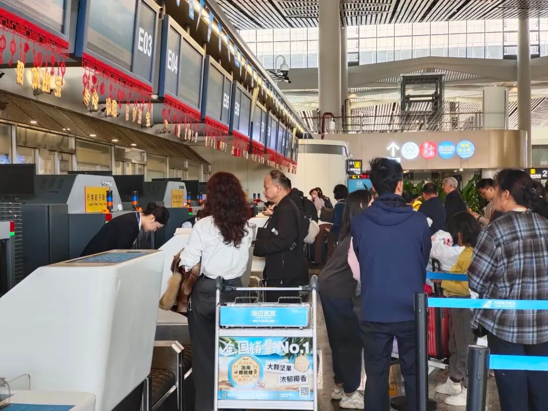 【#航司回应海南离岛返程机票紧俏#】春节假期临近尾声，海南迎来旅客集中返程高峰。