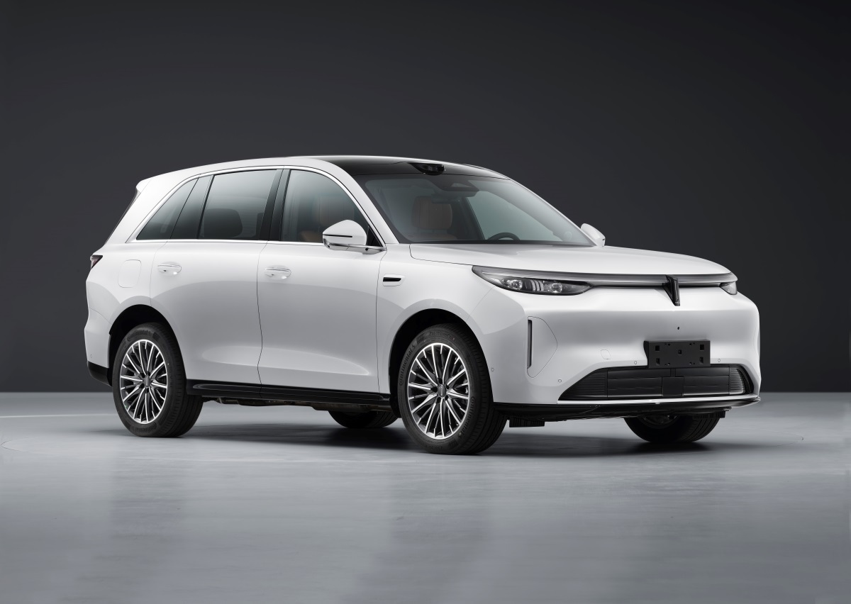 魏牌V8X蓝山短轴距版、长轴距2.0T版本申报：短轴距版长宽高分别为：5000/