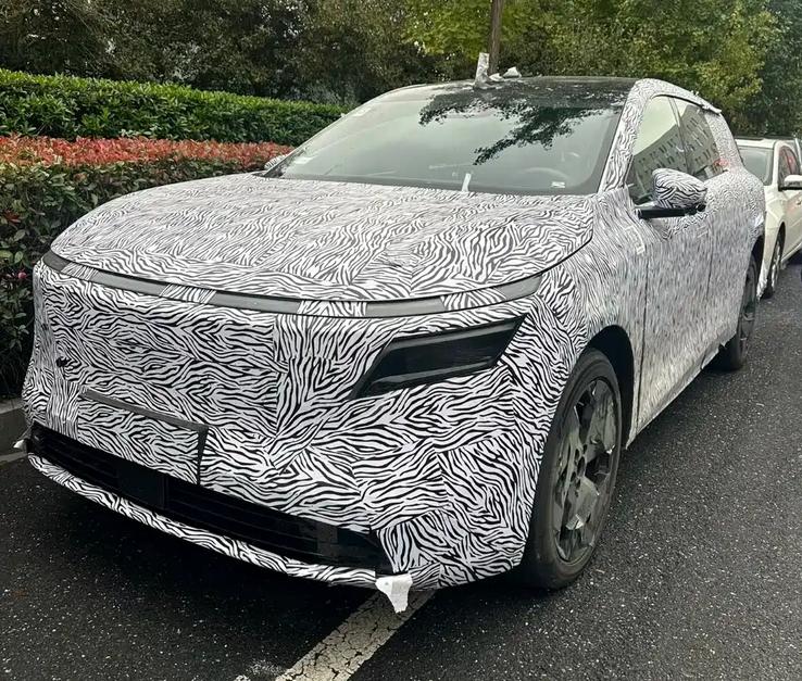 尺寸硕大，日产N8谍照曝光。
日前，汽节车社发现网络上出现了一组日产N8谍照。