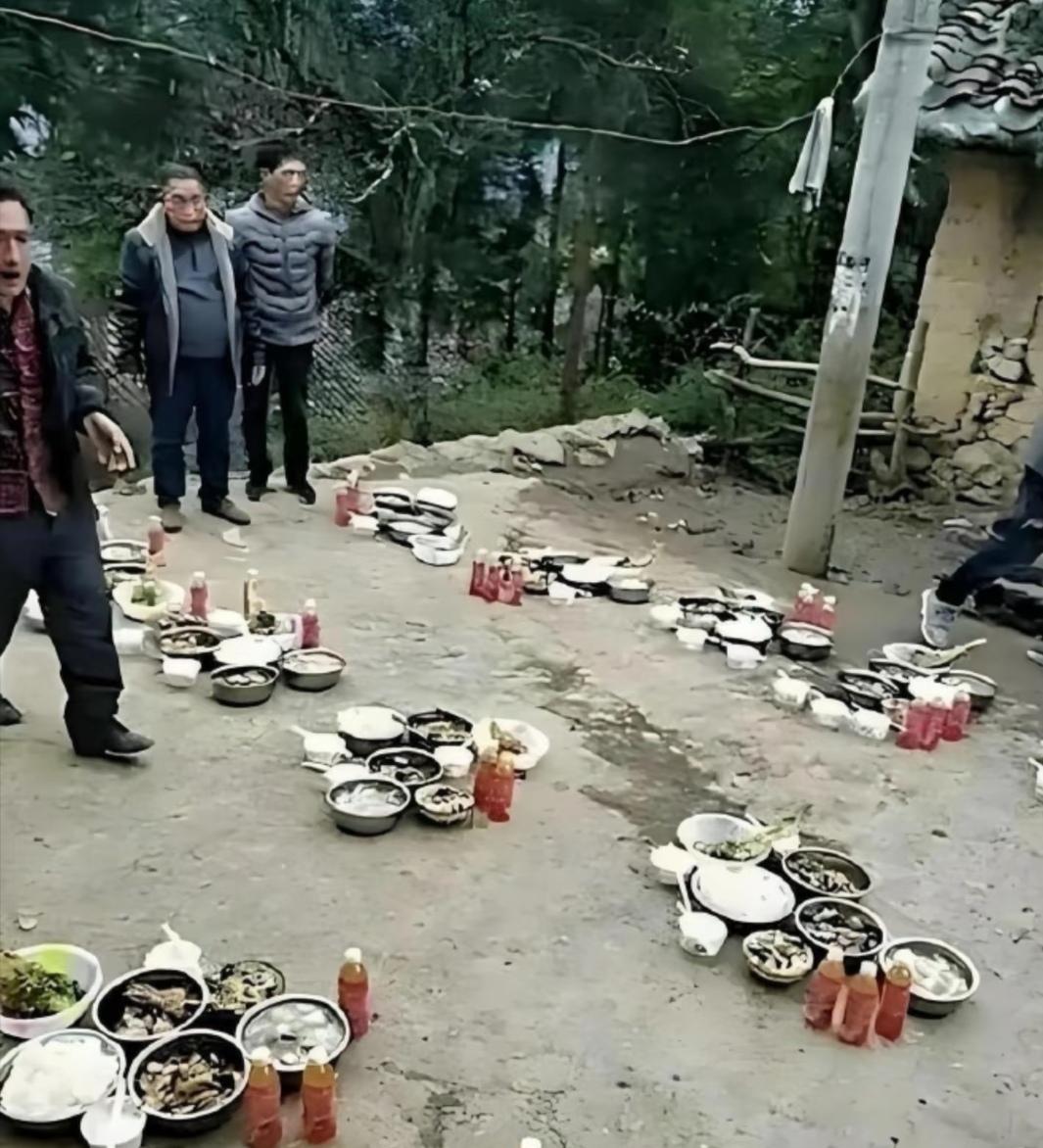 农村吃席见过不少，这样摆席的还是头一回。菜和碗筷全部直接摆地上，分不清这是来吃席