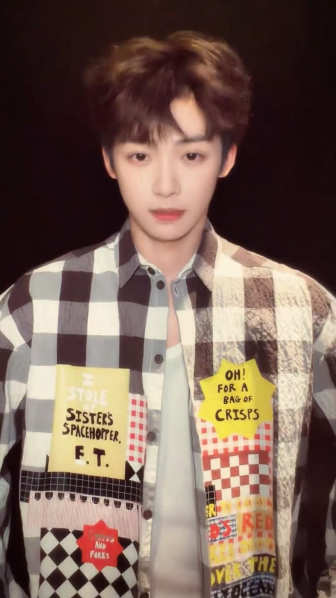 梓渝新跳脆脆摇 梓渝今日份手势舞新鲜营业，跳脆脆摇好萌好可爱啊，百看不厌