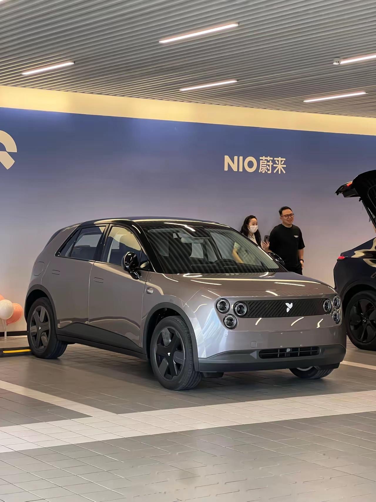 萤火虫11月已经上六千了。连李斌都没想到的销量。

店里摸摸开开实车，算算电池金