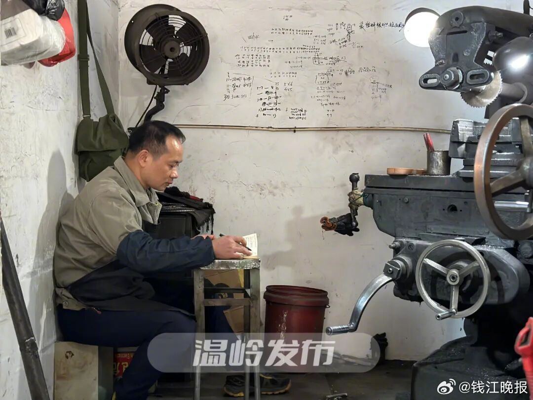 【#初中毕业的铣床工手搓50万字小说#】车间的尘埃悬浮如星群，他是一枚不肯生锈的