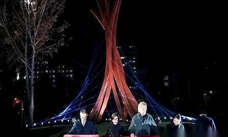 40吨的大铁疙瘩，直接杵在北京城里。

这就是马克龙送的礼。
我第一眼也觉