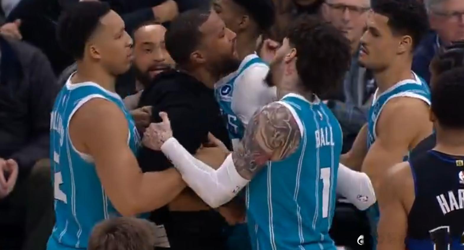 黄峰教练也被驱逐了 黄蜂主帅查尔斯-李不满判罚，也被驱逐了！这一场被驱逐五个人了