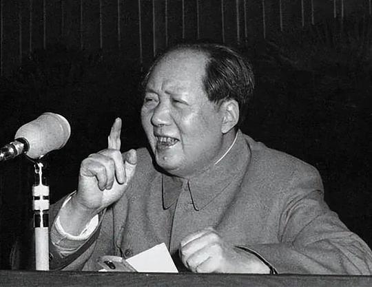 毛主席一语道破日本侵华的真实原因！毛主席指出:日本之所以侵略中国最根本的原因还是
