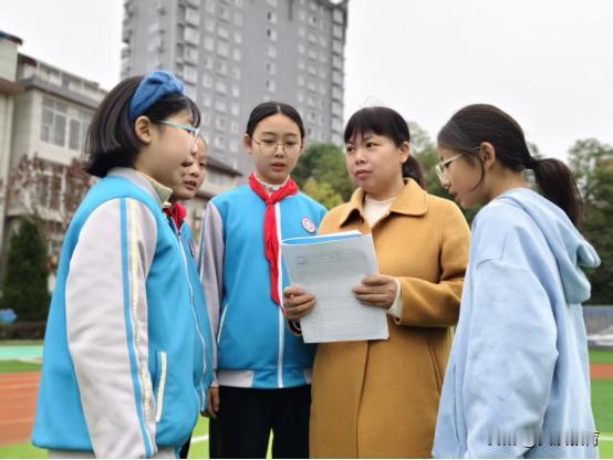 附小集团东关学校“正雅”教师——方世云 
     以“正”立身，是党员教师恪守