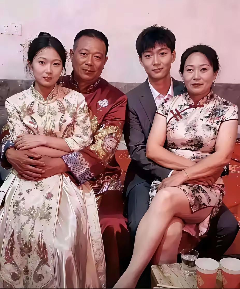 家人们快看过来！有张照片在网上疯传，画面里两个人的拥抱，那亲密劲儿，一看就不是普