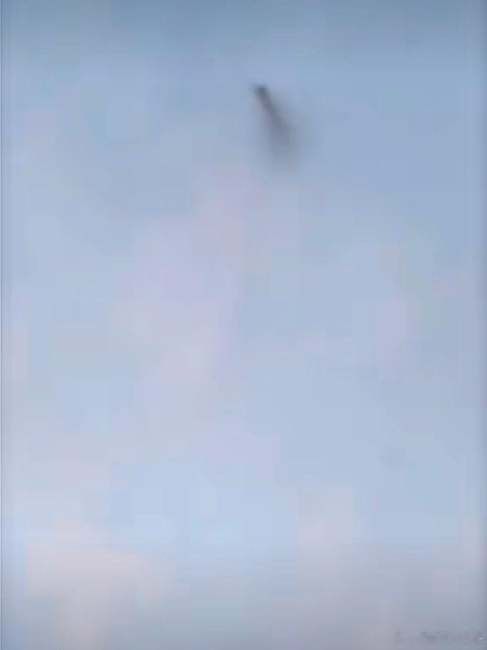 西安上空现不明物持续一小时后消失哇外星人终于要来了吗？期待！！ 