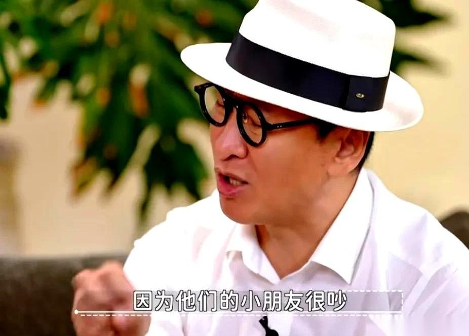 周杰在高铁上忍了20分钟小孩吵闹，开口提醒却被家长回怼“你来打他啊”。
这家人的