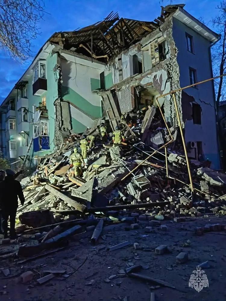 俄罗斯萨马拉州瑟兹兰市今日凌晨遭乌军无人机大规模袭击，一栋居民楼单元整体坍塌。废