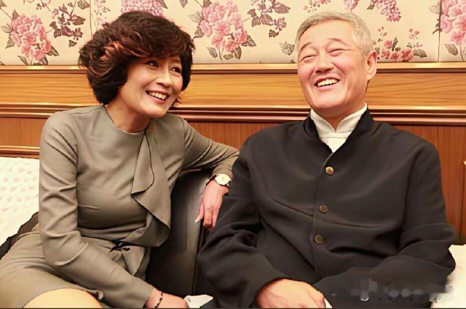 这是早些年的一张老照片，导演哈文和老朋友赵本山相聚的情景，本山大叔跟演小品里的形
