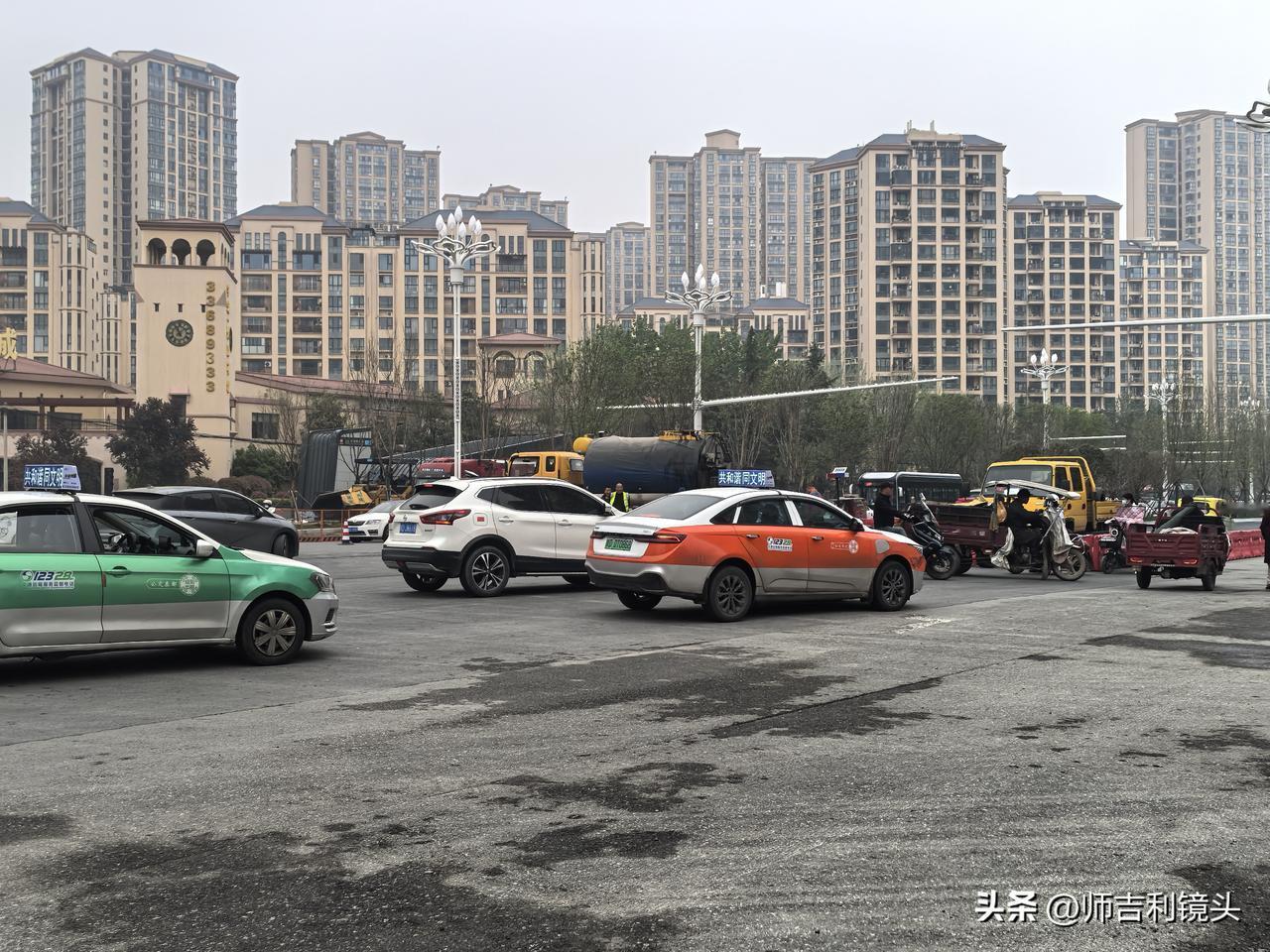 仔细观察，原来这里正在给路面铺柏油。拥堵是暂时的，铺好北欧的路面，将来会更通畅，