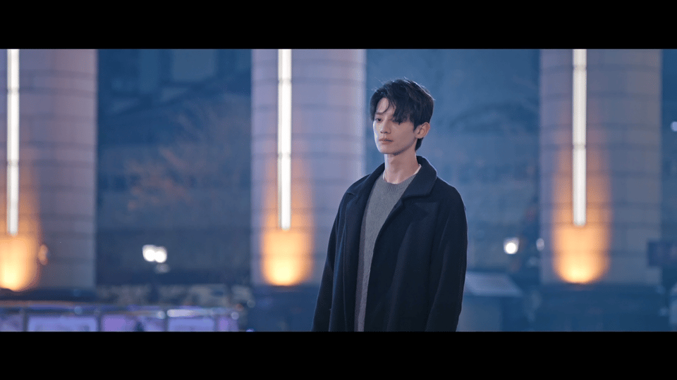 眼泪是庄序最好的医美 当泪水漫过庄序的眼眶，所有未说出口的情愫都化作破碎的光。一