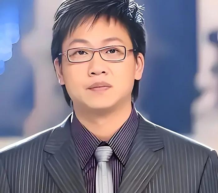 谁能想到，曾经央视舞台上西装笔挺的"新绅士主持人"，竟会因直播中怒摔耳机，而丢掉