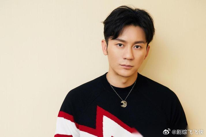 李晨，满脸愁容！ 6月14日，看到李晨和一旁的王耀庆站在一起，明明李晨比王耀庆还