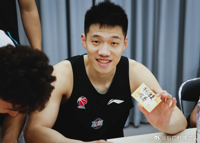 郭艾伦将前往北京手术治疗 广州龙狮队官方发布郭艾伦的康复计划各位球迷朋友们：感谢