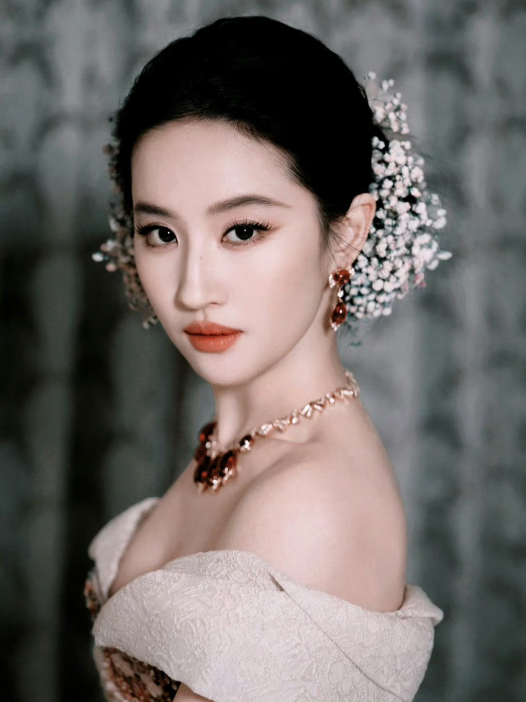 时代巨星刘亦菲，好美的大珠宝，好美的es高定杨幂刘亦菲VOGUE出图 ​​​