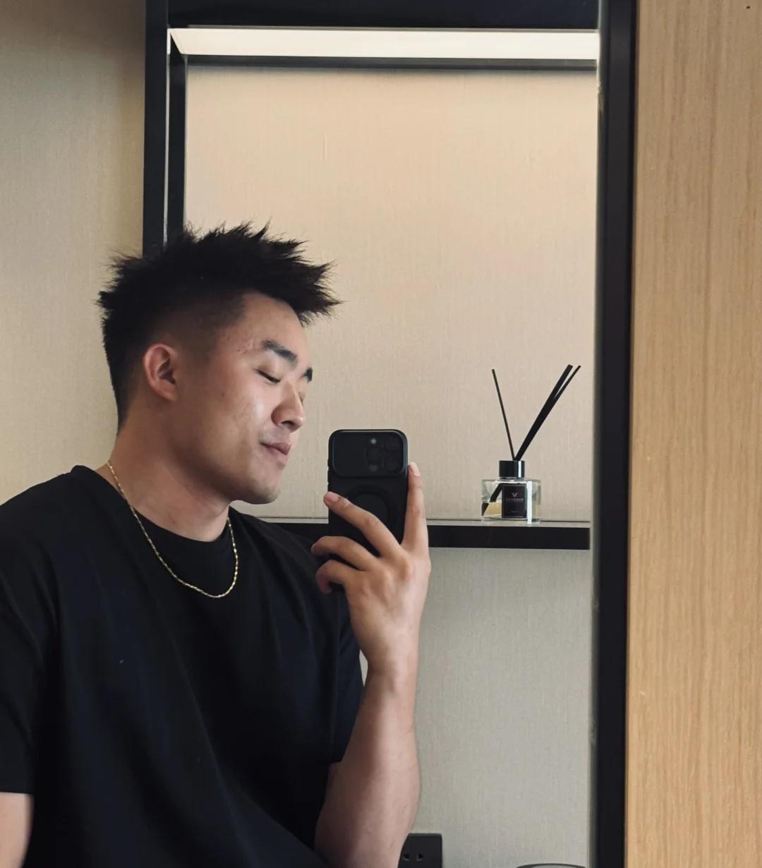 洗漱台拍个照
195cm 健身