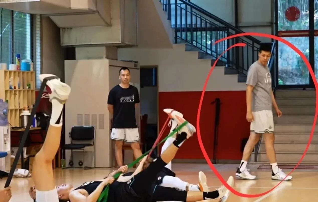 任骏威去深圳男篮做助教绝对是周鹏招过去的，两个人一起在宏远青训长大又离开了宏远命