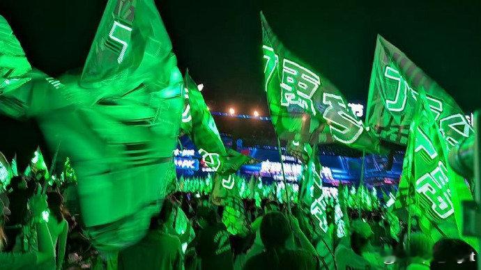 丁禹兮泰嗨巅峰音乐节绿海好夯丁禹兮湖州音乐节绿海 牛牛的粉丝！！每次音乐节都会给