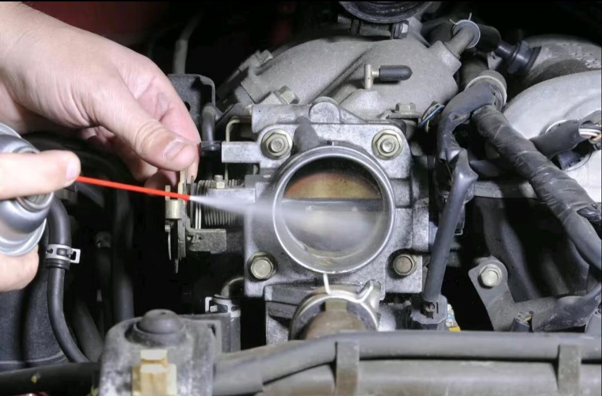 直喷车主注意！2025年最新发动机拆解报告显示：3万公里未清理积碳，进气门积碳厚