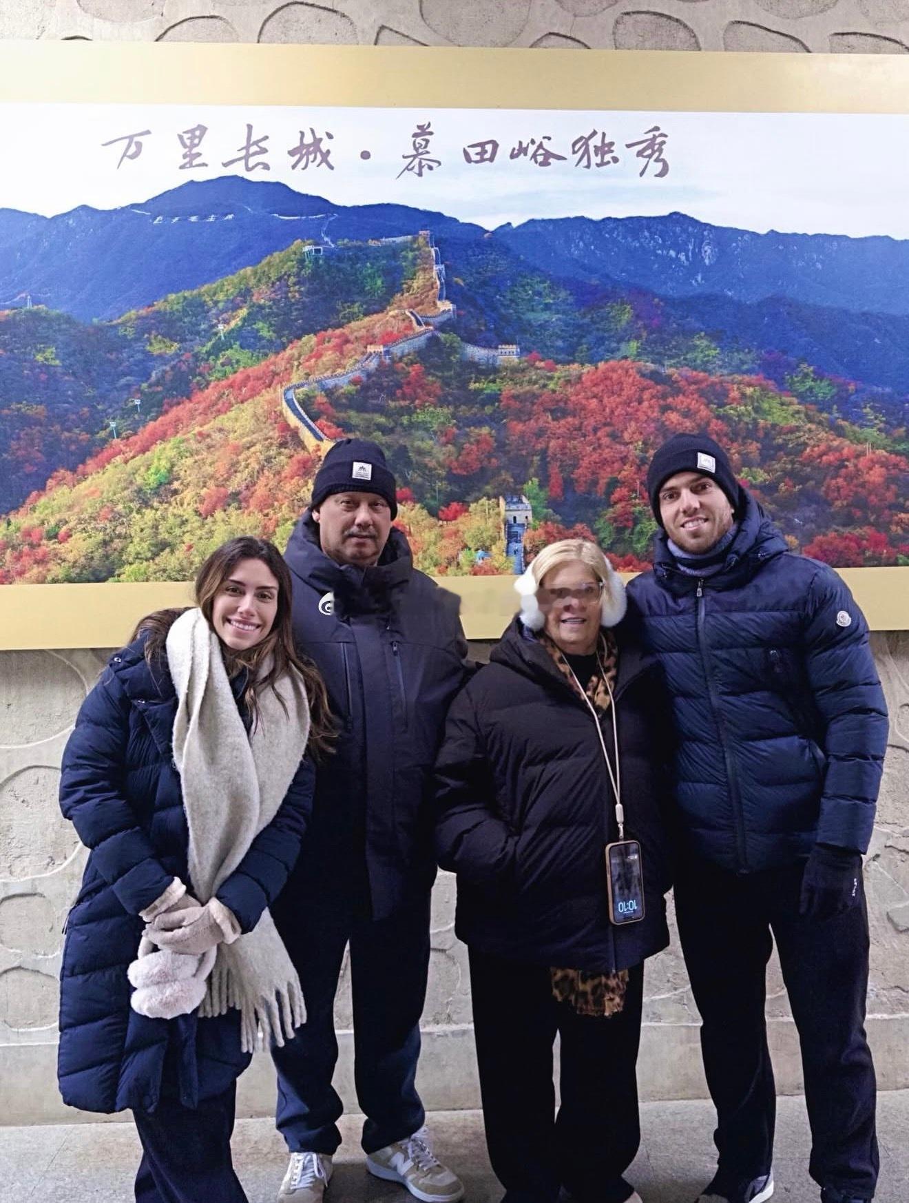 刚结束国家队集训不久的塞尔吉尼奥获得了短暂的休整时间，与家人同登长城。他将于2月