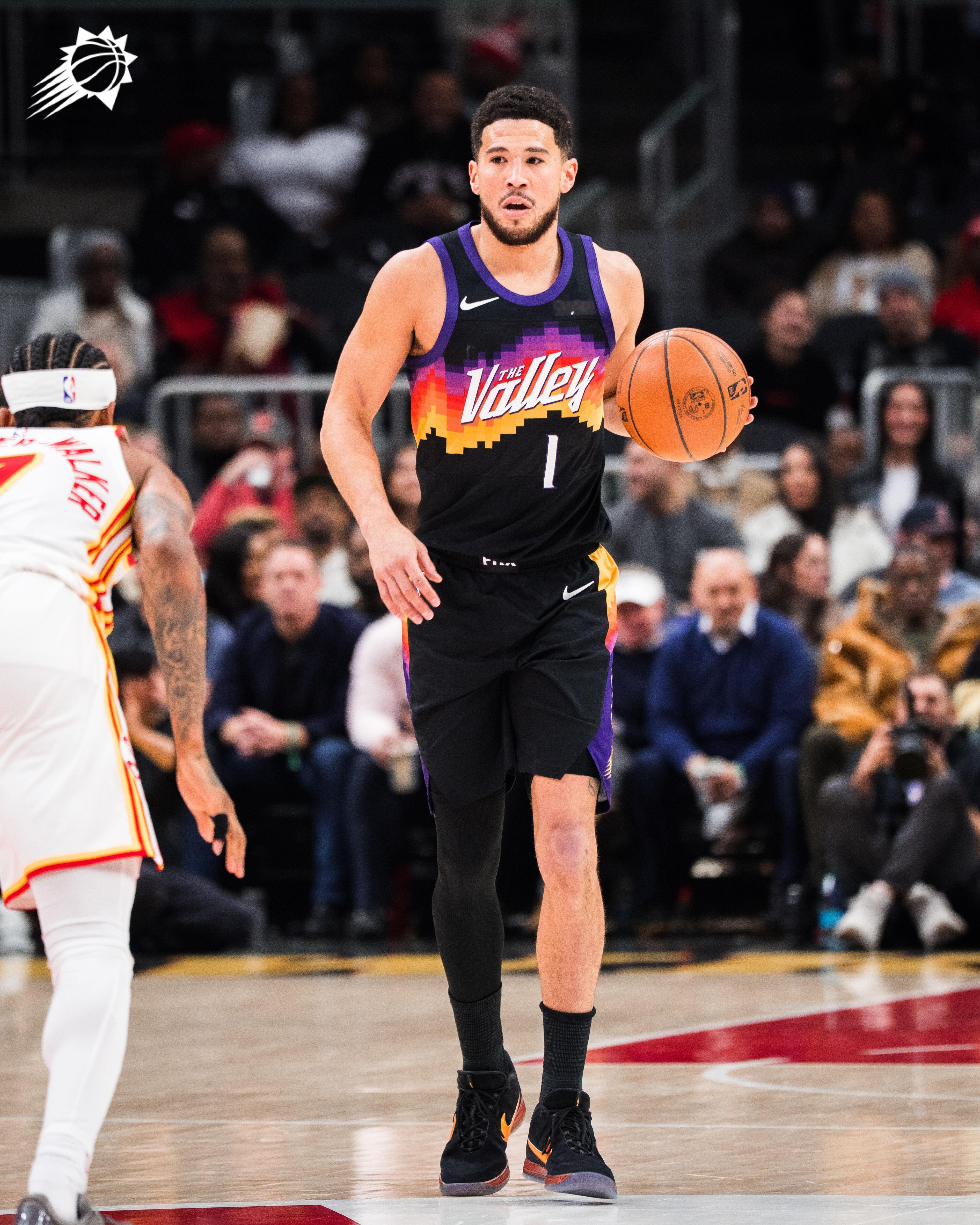 布克前两投全中！三分＋中投直接上线 🎯目前拿到 5 分 2 篮板 1 助攻！菲