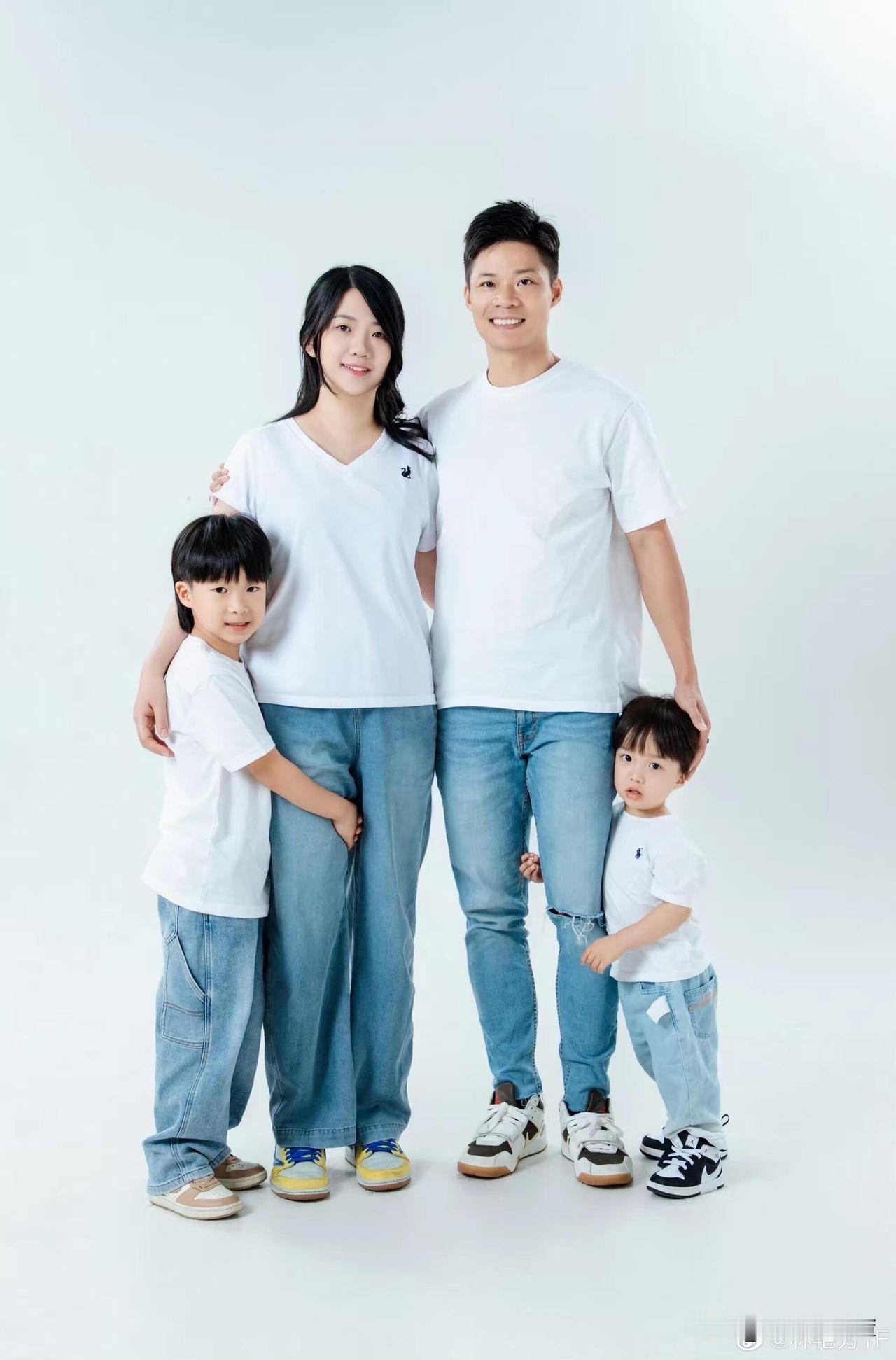 苏炳添与妻子林艳芳晒出一家四口合照，庆祝结婚9周年，画面温馨有爱～～照片中苏炳添