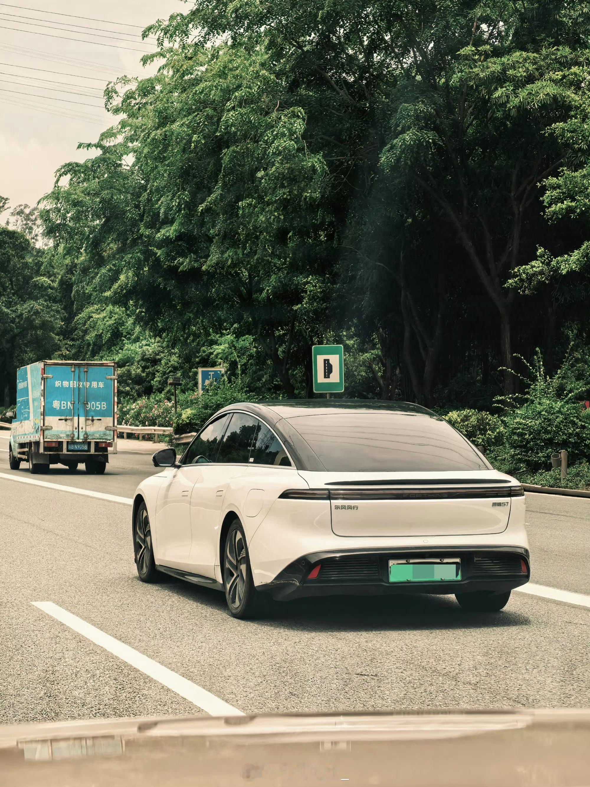 路上看到一台轿车，借助一个例子可以回答为什么纯电轿车做空间和驾控为什么非常难平衡