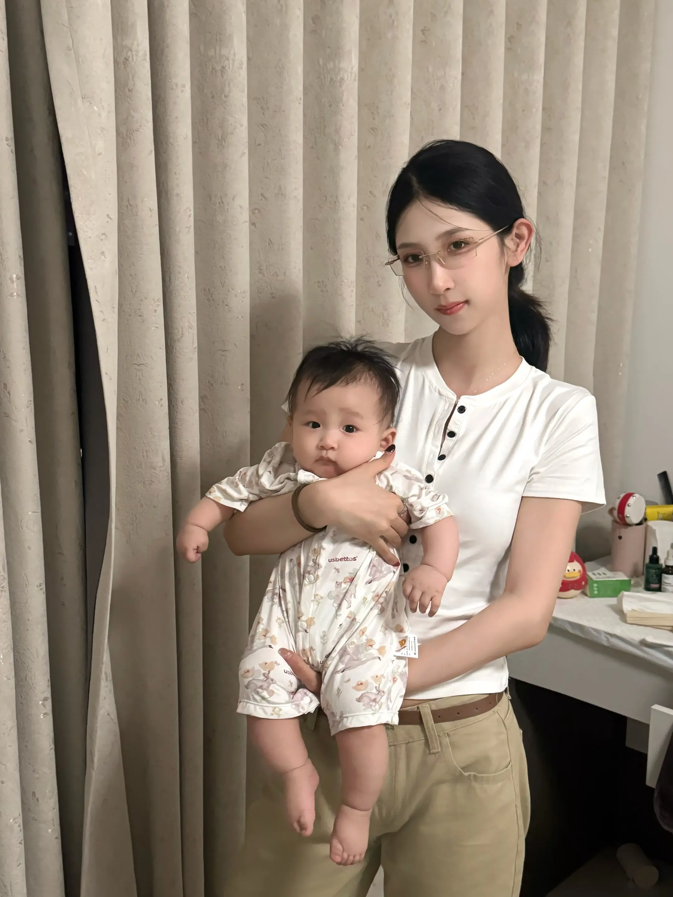 总有一天 你会长大到不再需要我的怀抱 而我会一遍遍翻看相册里那个小小的你