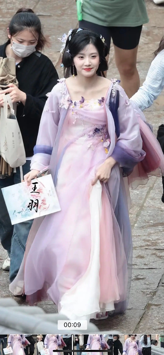 这条裙子若换纤瘦女子穿上，定能展现其仙气。然而在她身上，却如同一坨纱裹着粽子，显