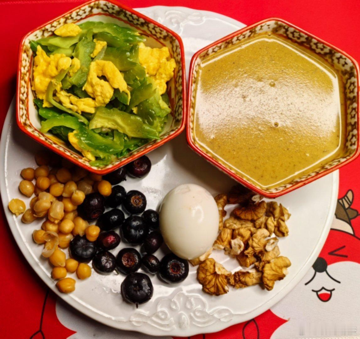 早餐：多种食材粥，鹰嘴豆，煮鸡蛋，苦瓜炒鸡蛋，核桃仁，红参果。煮鸡蛋用的高叶黄素