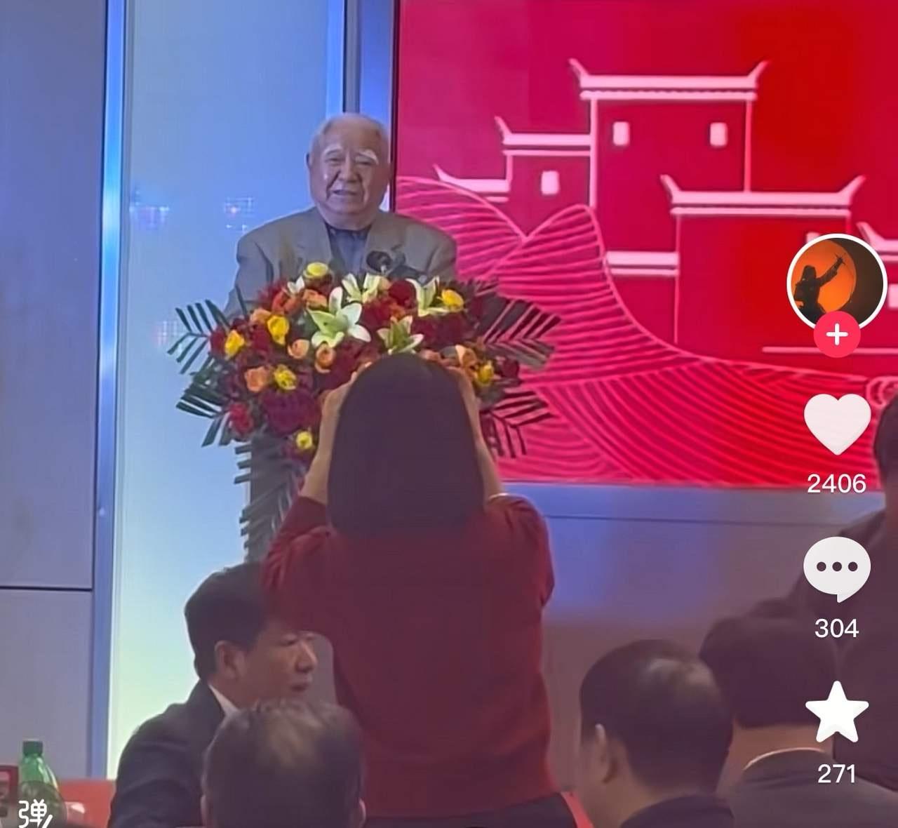 陕西省程安东90岁高龄近日罕见曝光！
程安东老人家红光满面，头发与眉毛非常浓密，