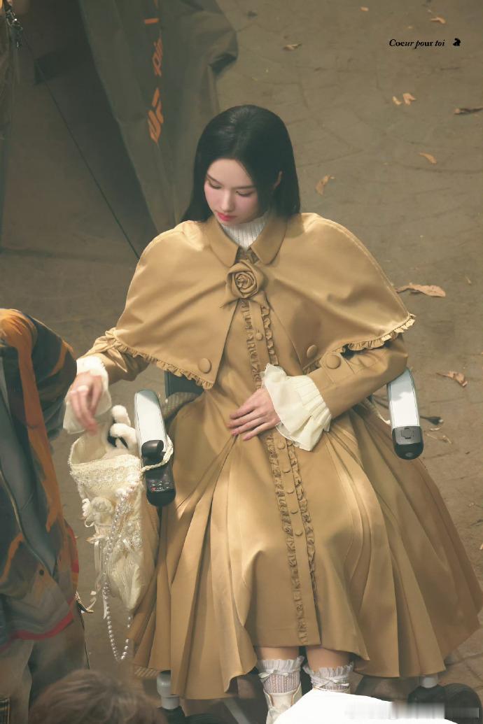 陈都灵新剧还原度陈都灵坐轮椅造型路透 陈都灵新剧路透，坐轮椅造型高度还原，气质和