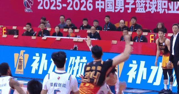 大卫詹姆斯致敬勒布朗詹姆斯，战斧劈扣太帅了



天津对阵江苏比赛中，大卫詹姆斯