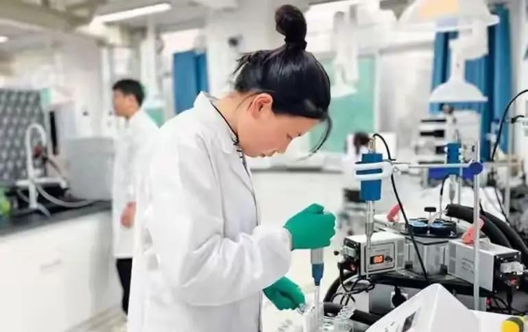 湖南一16岁女孩以全县前10的名次考上重点高中，录取通知书却被父亲一把火给烧了，