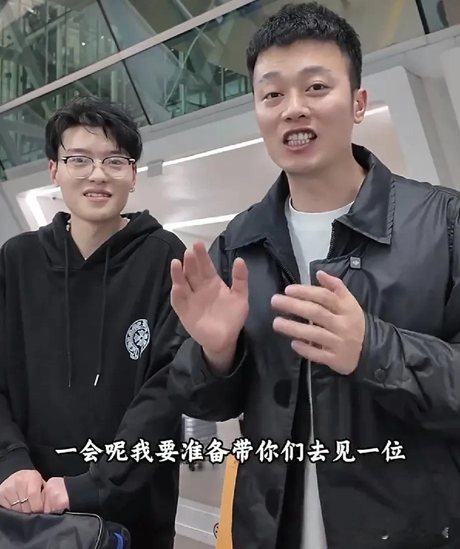 秋爸从南京看完孩子后，马不停蹄奔赴深圳，与两位颇具影响力的帅哥大网红会面，其中梅