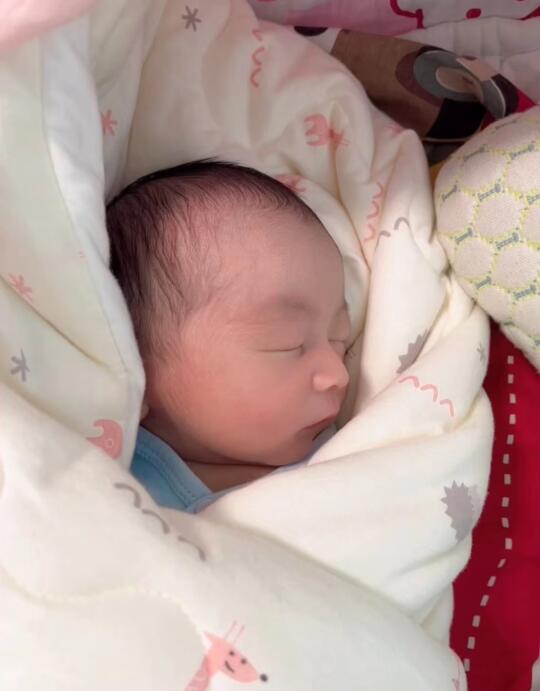 生了！是个漂亮女儿，圆梦了💜 香香糯糯的女儿好可爱呀～