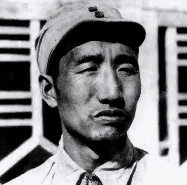 抗战时，陈赓部正伏敌，敌骑兵却突然在侧后出现。陈不安的连打两个电话给徐向前，希望