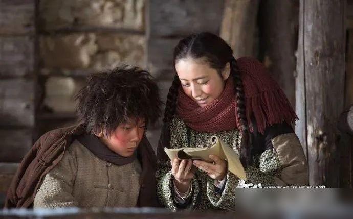 佟丽娅连续三年收到苏翊鸣的滑板，还表示今年一定努力站上雪道。
​
佟丽娅发文，这