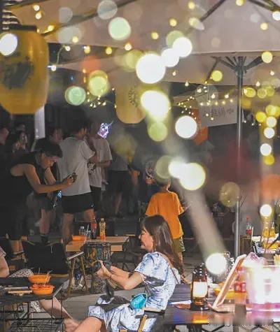 夜幕降临 城市的活力才真正拉开序幕。缤纷热闹的夜间场景，已然成为当下消费市场稳步